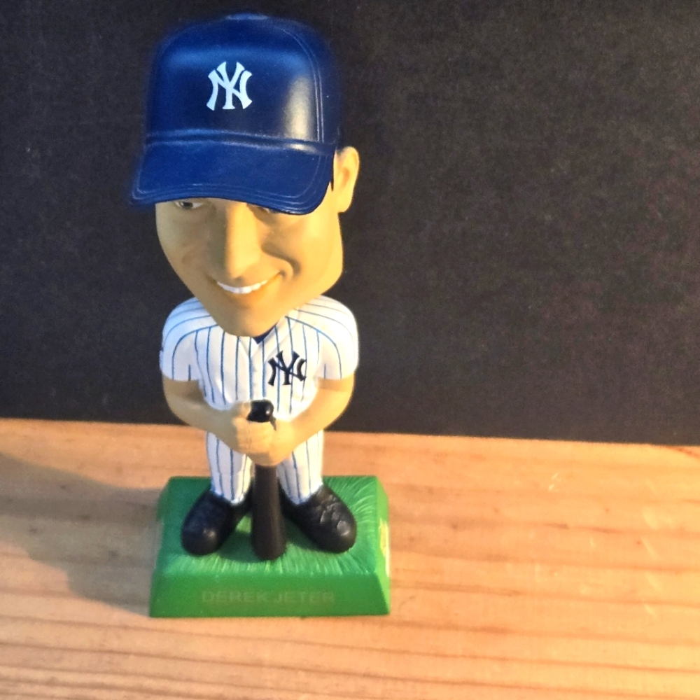 RARE 2001 NY YANKEES UPPER DECK DEREK JETER PLAY MAKERS BOBBLE HEAD